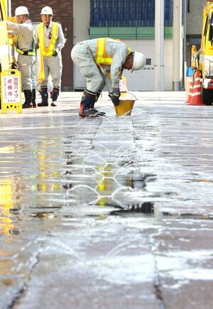 冬が近づき、消雪パイプの点検、清掃作業が始まった長岡市中心部=17日、長岡市東坂之上町1