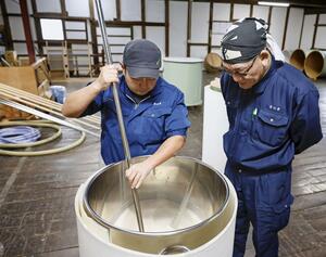 作業を見守る杜氏の石川達也さん(右)=11月、茨城県大洗町の「月の井酒造店」