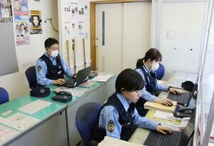 交番で脱帽して業務に取り組む警察官=6月5日、新潟市中央区