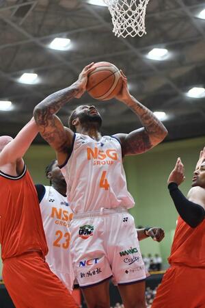 埼玉－新潟　ゴール下で躍動するフェルプス （新潟アルビレックスＢＢ提供）