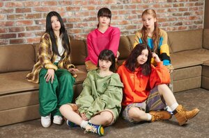 Re:inc.（左上から時計回りに）LIKO 、SAKI、RANA、VALE、NENE（撮影：鈴木千佳）（C）ORICON NewS inc.