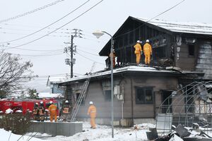 3人が犠牲となった火災現場を実況見分する消防隊員ら=2024年12月29日、長岡市下条町
