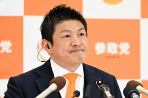 　メディアのインタビューに答える参政党の神谷代表＝８日午後８時５２分、東京都新宿区