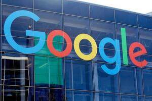 米グーグルの建物に掲げられたロゴ=2019年9月、米カリフォルニア州(AP=共同)