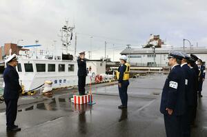佐渡署と佐渡海上保安署、東京税関新潟税関支署佐渡監視署が初めて合同で行った年末の特別警戒出動式＝佐渡市両津夷