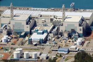 柏崎刈羽原発6号機(右)と7号機