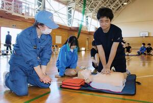 講習会で胸骨圧迫の練習をする横越中の生徒ら=新潟市江南区横越中央3
