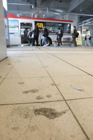 黒っぽい汚れが目立つ新潟駅バスターミナル通路の床。こぼれた食べ物や飲み物による汚れとみられる=新潟市中央区花園1