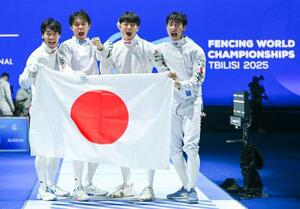 男子エペ団体で初優勝を果たし、喜ぶ(左から)加納、山田、浅海、古俣の日本チーム=トビリシ(共同)