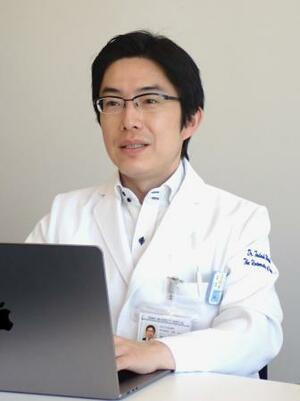 アルファ線によるがん治療について説明する大阪大放射線科学基盤機構の渡部直史特任准教授=大阪府吹田市