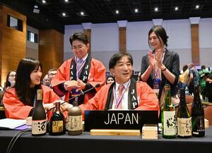 「伝統的酒造り」の無形文化遺産登録が決まり、喜ぶユネスコ日本政府代表部の加納雄大大使(前列右)ら=12月4日、アスンシオン(共同)
