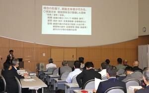柏崎市と刈羽村の部活動地域移行の現状や今後の方針について、教員らに示した説明会=柏崎市東本町1
