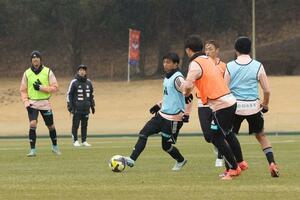 樹森大介監督(左から2人目)が見守る中、練習に励む新潟の選手=宮崎県都城市(写真映像部・永井隆司)