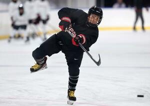 調整するアイスホッケー女子の小池詩織=ミラノ(共同)