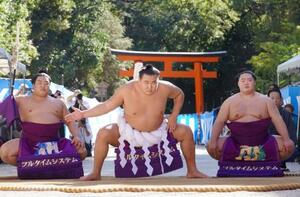 京都市左京区の下鴨神社で奉納土俵入りを披露する横綱豊昇龍。左は太刀持ちの平戸海、右は露払いの明生