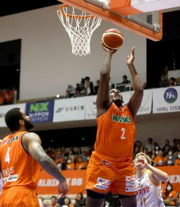 新潟-岡山 第4クオーター、マックがリバウンドからシュートを決めて67-52=アオーレ長岡