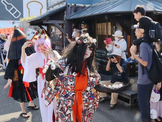 妖怪姿でピアＢａｎｄａｉを練り歩いた「百鬼昼行」＝６日、新潟市中央区