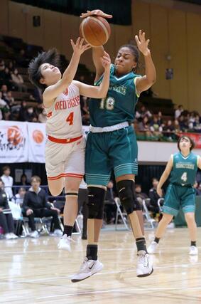 女子決勝　開志国際－新潟産大付　第３クオーター、相手のシュートをブロックする新潟産大付のジェンファ＝新潟市体育館