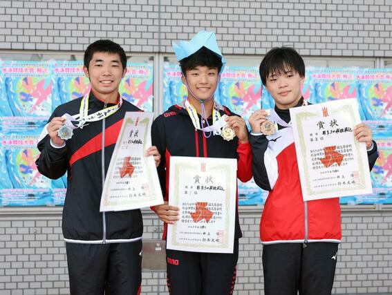 男子板飛び込みで準優勝し、表彰式でメダルと賞状を持つ帝京長岡の石沢遥斗(左)=広島県福山市