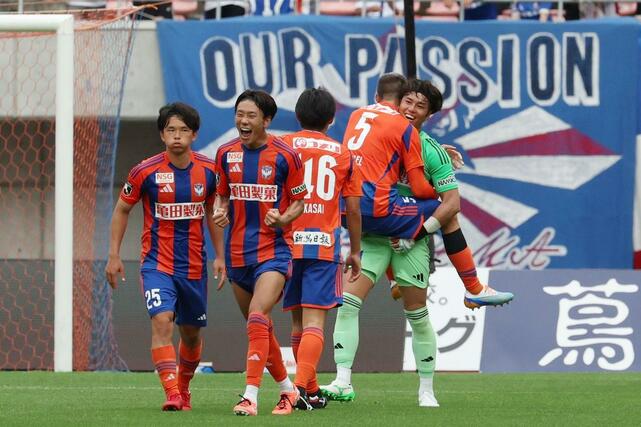 新潟－横浜Ｍ　ホームで勝利して喜ぶ新潟の選手たち＝ビッグスワン