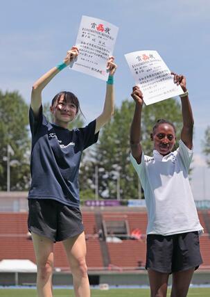 女子１５００メートルを制した堤海遥（左・新潟第一）と２位のマリア・ワンガリ（帝京長岡）＝石川県西部緑地公園陸上競技場
