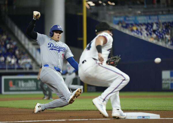 米大リーグ、マーリンズ戦の１回、三盗を決めるドジャース・大谷翔平。日米を通じて自身初の５０盗塁となった＝マイアミ（共同）