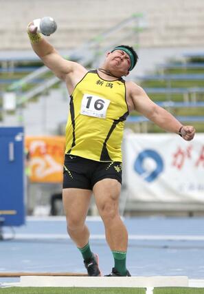 成年男子砲丸投げ決勝の４投目で１７メートル９４をマークする渡辺豹冴（新潟医福大）＝滋賀県彦根市