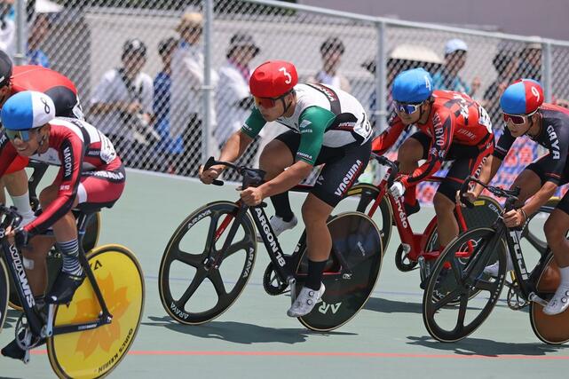 自転車男子４０００メートル速度競走決勝　８位の水谷悠平（吉田）〈赤いヘルメットの（３）〉＝８月２日、鳥取県倉吉市の倉吉自転車競技場
