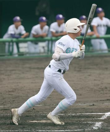 長岡大手－東京学館　４回表、長岡大手２死二塁、井上凌佑が左中間に同点の適時二塁打を放ち１－１＝長岡市悠久山球場