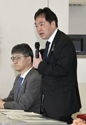 新潟水俣病の被害者団体代表らとの懇談で発言する浅尾環境相（右）＝３１日午前、新潟市