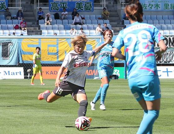 新潟L-マイナビ仙台 前半10分、MF川澄奈穂美がシュートを決め、1-0=ユアテックスタジアム仙台