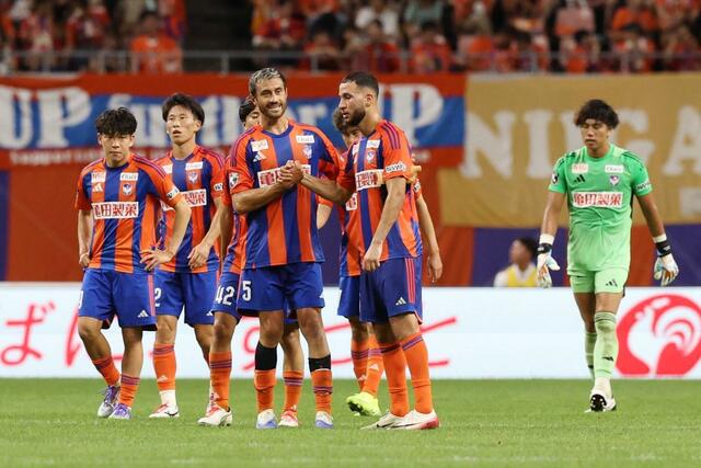 新潟－川崎　川崎と１－１で終え、健闘をたたえ合う新潟の選手たち＝ビッグスワン