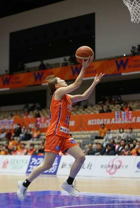 新潟－山梨ＱＢ　第４クオーター、鷲尾優佑奈がレイアップシュートを決め４６－７４＝アオーレ長岡