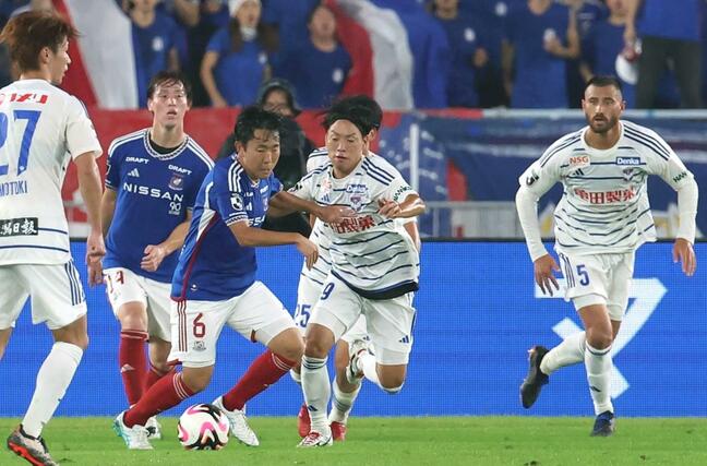 横浜Ｍ－新潟　後半、ボール奪取を狙うＭＦ星雄次（中央）ら＝日産ス（写真映像部・永井隆司）