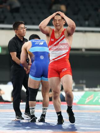 試合後、悔しそうな表情を浮かべる本名一晟（右・赤）＝東京体育館