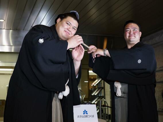 大相撲秋場所で優勝を果たし、師匠の二所ノ関親方（右）から水をつけてもらう大の里＝２８日、茨城県つくば市