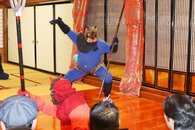 すがすがしい春へ鬼追い出せ！柏崎市の金泉寺で伝統の節分会、無病息災祈り年男と年女が豆まき