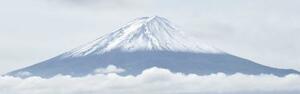 初冠雪した富士山=23日午前、山梨県富士河口湖町