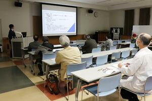 「佐渡で学び、佐渡で活躍することは可能」と後藤唯さんが講演した勉強会「種火の会」=佐渡市千種