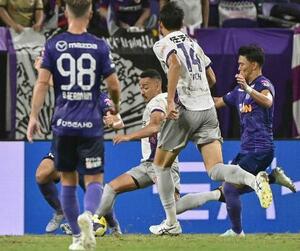 広島―京都 後半、同点ゴールを決める京都・ラファエルエリアス(奥左)=Eピース