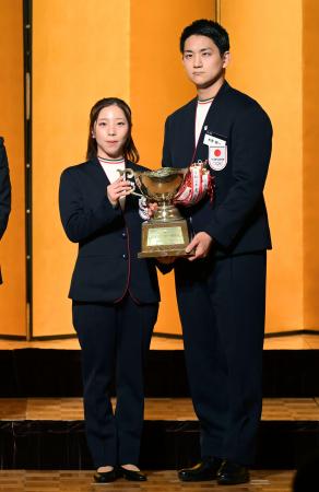 　日本スケート連盟の表彰祝賀会でＪＯＣ杯を手にする三浦璃来（左）、木原龍一組＝２２日、東京都内（アフロ／ＪＳＦ）