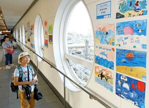 海をテーマに子どもたちが描いた作品が並ぶ会場=上越市の直江津駅