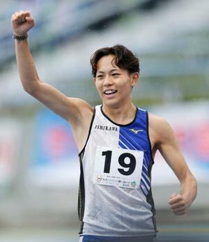 少年男子A100メートルを大会記録に並ぶ10秒19で制し、ガッツポーズする石川・清水空跳=平和堂HATOスタジアム