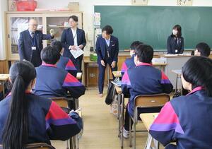 お金について金融機関の支店長らが教えた金融教育授業=五泉市南本町2