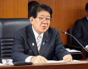 インタビューに答える金子国交相