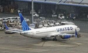 関西空港に駐機された米ユナイテッド航空機=13日午前9時37分(共同通信社ヘリから)