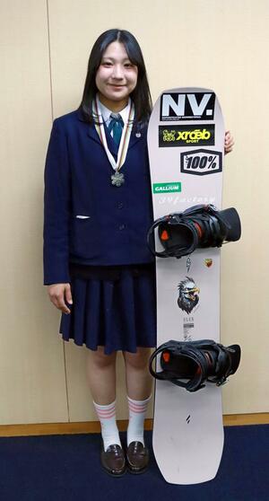 スノーボードのジュニア世界選手権で２位に入った加藤衣麻里さん＝新潟市西区
