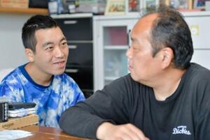 自宅で談笑する青塚琉時さん(左)と父の慎一さん=7月、茨城県神栖市