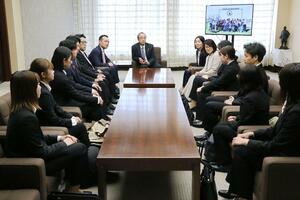 花角英世知事(中央)に米国で学んだことを報告する県内の大学生ら=新潟市中央区新光町