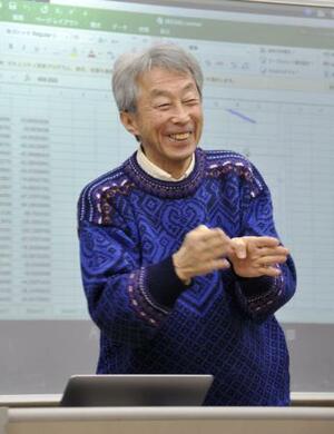 　定時制科学部の指導に当たる久好圭治さん
